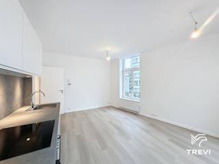 FOREST, vlakbij het Park van Forest en het Dudenpark, in de buurt van het openbaar vervoer, volledig gerenoveerd appartement met 1 slaapkamer van ±55 m² woonoppervlakte, gelegen op de 3e verdieping, bestaande uit een woonkamer van ±21 m² met open keuken en toegang tot een klein balkon, een slaapkamer van ±13 m², een kantoor/kleedkamer van ±4,5 m² en een doucheruimte. Eigen technische ruimte met aansluiting voor een wasmachine. Kelder. Voorziening voor gemeenschappelijke kosten van 100 €/maand (verwarming – gemeenschappelijk). EPC C-. Beschikbaar vanaf 01/10/2026<br /><br />
<p><u>3e verdieping:</u> </p>
<ul>
<li>Woonkamer van ±21 m² (5,3 x 3,9) met klein balkon</li>
<li>Open keuken (oven – kookplaten – afzuigkap)</li>
<li>Slaapkamer van ±13 m² (3,8 x 3,4)</li>
<li>Kantoor/kleedkamer van ±4,5 m² (1,57 x 2,9)</li>
<li>Doucheruimte (douche – toilet – wastafel) </li>
</ul>
<p>Eigen technische ruimte met aansluiting voor wasmachine</p>
<p>Kelder nr. C3.3 </p>
<p>Fietsenstalling</p>