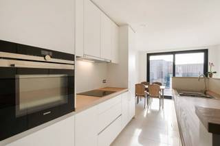 Découvrez ce magnifique appartement BEN de plain-pied dans le calme et verdoyant Oosteeklo. L'appartement est spacieux et dispose de grandes fenêtres qui offrent une abondance de lumière naturelle et une agréable vue sur les environs.<br /><br />Grâce à sa construction presque neutre en énergie et à sa finition de haute qualité, vous bénéficierez d'un logement durable avec des factures d'énergie faibles et un confort de vie optimal.<br /><br />Son emplacement allie le meilleur des deux mondes : le calme de la campagne et la proximité des commerces, des écoles et des transports en commun. Idéal pour ceux qui recherchent une maison de plain-pied économe en énergie avec un look moderne.<br /><br />Possibilité de louer un carport pour 50 euros par mois, charges communes de 25 euros par mois.