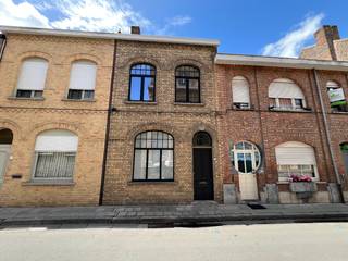 Deze charmante, gezellige woning is gelegen in het hartje van Ieper op een boogscheut van lokale handelaars, scholen, openbaar vervoer, de Grote Markt, het station... Kortom alles is gelegen binnen handbereik. <br /><br />De woning is op het gelijkvloers voorzien van een inkomhal, een zit- en eethoek, een volledig uitgeruste keuken, een badkamer en een zonnige stadstuin. Op de eerste verdieping is een nachthal aanwezig en 2 volwaardige slaapkamers. Verder is er ook nog een ruime zolder aanwezig. <br /><br />Deze parel werd voorzien van lichtarmaturen en gordijnen en werd reeds geschilderd, kortom volledig instapklaar. <br /><br />Beschikbaar vanaf 01/07/2026.