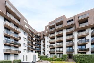 [[ DIT PAND NEEMT DEEL AAN DE ERA OPEN HUIZEN DAG OP 13/6 VAN 9:30 TOT 10:30 ]]
<p>Te koop: instapklaar appartement in Koksijde, gelegen aan de Professor Blanchardlaan, met een tuin van 20 m² en prachtig zicht op de duinen.</p>

<p> </p>

<p>Dit appartement, gebouwd in 1997, ligt in een groene omgeving en biedt een unieke combinatie van privacy en uitzicht. Dankzij de ligging nabij openbaar vervoer is het vlot bereikbaar, terwijl de tuin met duinzicht een rustige plek biedt om te ontspannen. Geen inkijk en volledig instapklaar: ideaal voor wie zonder zorgen wil verhuizen.</p>

<p> </p>

<p>Belangrijkste ruimtes:<br />• Living met directe toegang tot terras en tuin<br />• Keuken met functionele indeling<br />• Badkamer met basisvoorzieningen<br />• Inkomhal<br />• Binnen parkingplaats (prijs op aanvraag)<br />• Tuin (20 m²) met vrij zicht op de duinen<br />• Terras aansluitend op de tuin</p>

<p> </p>

<p>Troeven:<br />• Tuin met zicht op duinen<br />• Geen inkijk<br />• Instapklaar</p>

<p> </p>

<p>Neem vandaag nog contact op met je ERA-makelaar voor een bezoek.<br />058 51 92 95 of op simon@eraservimo.be</p>

<p> </p>

<p>JOUW DROOMAPPARTEMENT. ZO GEVONDEN!</p>