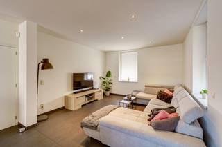 <p>Bent u op zoek naar een ruime, instapklare gezinswoning waar comfort, energiezuinigheid en een rustige ligging perfect samengaan? Dan is deze volledig gerenoveerde open bebouwing in de Steenbakkerijstraat 31 te Terhagen beslist een bezoek waard.</p><p></p><p>De woning werd in 2008 volledig verbouwd en beschikt over een royale bewoonbare oppervlakte van maar liefst 271 m². Dankzij de vloerverwarming op de gelijkvloerse verdieping, isolatie in gevel en dak, zonnepanelen en een regenwaterput geniet u van hedendaags wooncomfort én lage energiekosten. Met een EPC-label B (113 kWh/m² jaar), conforme elektriciteit en een asbestveilig attest bent u bovendien verzekerd van een duurzame en toekomstgerichte woning.</p><p></p><p>Op het gelijkvloers wordt u verwelkomd in een bijzonder ruime en lichtrijke leefruimte met open keuken. Grote raampartijen zorgen voor een aangenaam zicht op de tuin en laten het buitengevoel naadloos aansluiten op de leefruimte. Verder beschikt de woning over een praktische berging, een gastentoilet en een afzonderlijke bureauruimte die ideaal is als thuiskantoor of hobbykamer.</p><p></p><p>De eerste verdieping telt drie volwaardige slaapkamers. De royale masterbedroom van maar liefst 28 m² beschikt over een open dressing en vormt een echte privéruimte. De badkamer is volledig uitgerust met zowel een ligbad als een douche, waardoor u geniet van optimaal comfort. Op deze verdieping bevindt zich eveneens een apart toilet.</p><p></p><p>De tweede verdieping is reeds opgedeeld in twee afzonderlijke kamers en biedt de mogelijkheid om deze verder af te werken volgens uw eigen wensen. Hierdoor beschikt de woning in totaal over vijf slaapkamers en een extra bureauruimte, ideaal voor grote gezinnen, thuiswerkers of wie graag over extra ruimte beschikt.</p><p></p><p>Rondom de woning geniet u van een aangename tuin waar u op elk moment van de dag een plekje in de zon of schaduw vindt. De rustige ligging vormt een extra troef, terwijl u toch geniet van een vlotte verbinding naar omliggende gemeenten, belangrijke invalswegen en alle dagelijkse voorzieningen.</p><p></p><p>Kortom, een verrassend ruime en energiezuinige gezinswoning met vijf slaapkamers, een bureau, een prachtige leefruimte met tuinzicht en alle hedendaagse comfort. Een woning die ruimte, duurzaamheid en een uitstekende ligging moeiteloos weet te combineren. Contacteer ons vandaag nog voor meer informatie of een bezoek ter plaatse.</p><p></p><p><strong>Kenmerken</strong><br />✅ Vijf grote slaapkamers én bureauruimte<br />✅ Open en lichtrijke leefruimte met keuken<br />✅ Totaal en kwalitatief gerenoveerd<br />✅ Rustige ligging<br />✅ Ideale gezinswoning met veel wooncomfort</p>