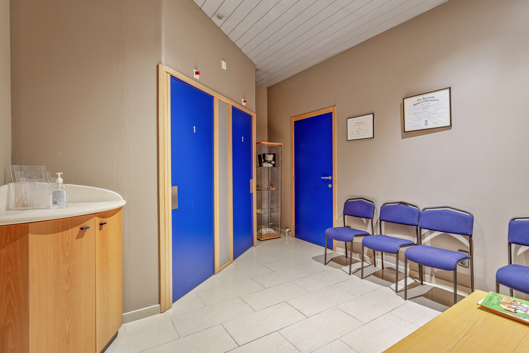 Gelijkvloerse praktijk + leefruimte en koer te centrum Halle - foto 4