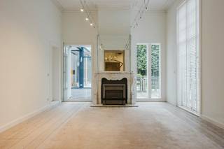 Deze unieke eigendom bestaat uit het hoofdpand dat zich uitstrekt over 3 verdiepingen. <br />In de ommuurde binnentuin vinden we eveneens een charmant bijgebouw met 2 verdiepingen terug. <br /><br />Indeling <br />Gelijkvloers: <br />Ontvangstruimte/ kantoor - hal - woonkamer 1 - woonkamer 2 - eetkamer - keuken - orangerie - garage <br /><br />1e verdieping: <br />Nachthal - slaapkamer 1 met sanitair - master badkamer - master slaapkamer <br /><br />2e verdieping: <br />zolder met origineel dakgebinte, mogelijkheid tot meerdere extra kamers <br /><br />Extra: <br />- Bijgebouw in tuin met 2 verdiepingen <br />- 2 ingangen <br />- Inpandige garage <br /><br /><br />Bestuursmaatregelen in het maatregelenregister: nee