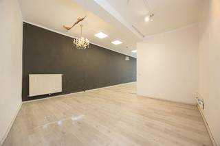 <p><span> </span></p><p><span>Op zoek naar een ruime handelszaak met veel passage? Deze gelijkvloerse commerciële ruimte van ca. 110 m² combineert een grote open ruimte, hoge plafonds en een topligging vlakbij het Sint-Jansplein, het Centraal Station en de Rooseveltplaats. Ideaal voor een dagzaak die gezien mag worden!</span></p><p><span> </span></p><p><span>Ruimte &amp; mogelijkheden</span></p><p><span>Deze handelsruimte bevindt zich op het gelijkvloers van een kleinschalig gebouw met een charmante art-deco gevel. Vooraan geniet je van een groot etalageraam, wat zorgt voor maximale visibiliteit en een sterke commerciële uitstraling. Dankzij de ligging in een levendige straat met veel passage springt jouw zaak hier meteen in het oog.</span></p><p><span>De ruimte zelf is bijzonder ruim en open, afgewerkt met een lichte laminaatvloer en hoge plafonds van maar liefst 3,3 meter. Dit geeft niet alleen een aangenaam ruimtelijk gevoel, maar biedt ook praktische voordelen voor inrichting, stockage of creatieve invulling. Achteraan is er voldoende plaats voorzien om eventueel een keuken of werkruimte te installeren, volledig naar eigen noden en concept.</span></p><p><span>Via aparte deuren heb je toegang tot zowel de algemene delen als een afzonderlijke toiletruimte. Deze laatste is volledig betegeld en uitgerust met een toilet en wastafel — praktisch en netjes afgewerkt.</span></p><p><span> </span></p><p><span>Levendige buurt met alles binnen handbereik</span></p><p><span>Gelegen in een bruisende wijk in Antwerpen Noord, zit je hier op wandelafstand van het Sint-Jansplein, een hotspot met tal van eetgelegenheden en internationale  handelszaken. Ook de Paardenmarkt en het hippe Eilandje liggen vlakbij.</span></p><p><span>Mobiliteit is hier een grote troef: met het Centraal Station en de Rooseveltplaats op korte afstand heb je toegang tot een uitgebreid netwerk van trams en bussen. Ideaal voor zowel klanten als medewerkers.</span></p><p><span> </span></p><p><span> </span></p>