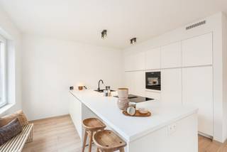 TRENDY &amp; TOTAAL GERENOVEERD hoekappartement met 2 SLAAPKAMERS &amp; OPEN ZICHT op het groene plein. Deze parel (1°V) werd 100% vernieuwd met TOPMATERIALEN en maakt deel uit v/e kleine residentie (= geen syndic!). Dit super LICHTRIJKE app. omvat: inkomhal met toilet, ZONOVERGOTEN leefruimte (grote raampartijen) met prachtig open zicht en met als eye-catcher de erker in glas, nagelnieuwe open luxekeuken (o.a. inductiekookplaat, oven, ijskast met vriesvak, vaatwas, combi wasmachine/droogkast,...), 2 slaapkamers, luxe badkamer (voorzien van inloopdouche met rainshower, dubbel lavabomeubel en handdoekdroger), berging. Dubbel glas in PVC, CV op aardgas, GOEDGEKEURDE elektriciteit, volledig geschilderd, incl. verlichting, kelderberging. Perfect voor zowel vaste bewoning, investering of als 2de verblijf! De perfecte combinatie van rust, ruimte &amp; luxe!