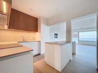 Dit appartement op de achtste verdieping (type doorloper) werd volledig gerenoveerd met hoogwaardige materialen en ingemaakte kasten. De indeling is als volgt: Inkomhal, woonkamer, volledig ingerichte keuken, toilet, twee slaapkamers, badkamer met dubbele lavabo, inloopdouche, WC, en ruimte voor wasmachine en droogkast. Er is een zonnig terras mét bergplaats en prachtig zicht aan de achterzijde van de slaapkamers. Gemeenschappelijke fietsenberging aanwezig.