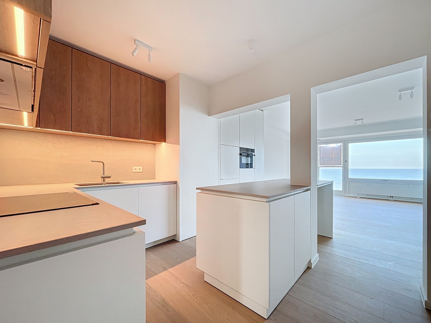 Twee slaapkamer appartement (gerenoveerd 2025) met frontaal zeezicht - foto 3