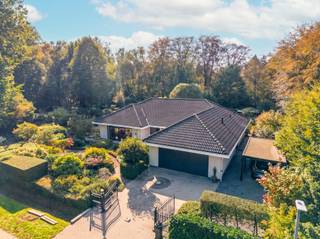 <strong>Prachtige en instapklare gelijkvloersvilla met unieke parktuin op 2.086 m² (ZW)</strong><br /><br /><strong>Zeer gunstig en rustig gelegen</strong> in villawijk <strong>"De Lint" </strong>te Oud-Turnhout, met een vlotte bereikbaarheid naar winkels, scholen, openbaar vervoer en de autostrade E34 Antwerpen-Eindhoven.<br /><br />Deze <strong>aangename en ruime gelijkvloerswoning</strong> bestaat uit een inkomhal, gastentoilet, een ruime en lichtrijke leefruimte op visgraatparket die volledig werd ingericht rond de gezellige open gashaard en een volledig ingerichte keukenhoek. De keuken werd voorzien van een kookvuur, dampkap, nieuwe vaatwasser, grote koelkast, combi-oven, heel wat kastruimte en een mooi granieten werkblad. De leefruimte werd volledig omgeven door groen en brengt zo de nodige rust na een drukke werkdag!<br /><br />Verder treffen we op het gelijkvloers <strong>twee ruime slaapkamers met ensuite badkamers </strong>die recent vernieuwd werden en waarvan 1 werd ingericht met eigen infraroodsauna en een bureauruimte of extra 3e slaapkamer. Via de ruime inpandige garage voor 2 wagens komen we terecht in de bovenverdieping waar eveneens nog een extra grote slaapkamer met eigen badkamer werd ingericht.<br />Op deze verdieping nog heel wat opbergruimte die men eventueel nog kan omvormen naar extra kamers.<br /><br />De nodige zaken werden ondernomen om de woning energiezuinig en future proof te maken door het plaatsen van <strong>18</strong> <strong>zonnepanelen met thuisbatterij</strong>, extra isolatie enz. <br /><br /><strong>Uniek </strong>aan deze woning is dat zij gelegen is in een echte <strong>parktuin van 2.086 m²</strong>, een oase van rust en volgroeid en onderhoudsvriendelijk groen met een mooie vijverpartij, gezellige terrassen en aangename rusthoekjes. De tuin werd geörienteerd naar het zuidwesten. Hier is het elke dag vakantie! <br /><br />De woning werd volledig omheind, biedt <strong>absolute privacy </strong>en is voorzien van een extra carport en tuinhuisjes. <br />Hier kan je genieten van je eigen paradijsje!<br /><br /><strong>Bijzonderheden:</strong><br />-gunstige ligging<br />-unieke parktuin<br />-3 badkamers<br />-18 zonnepanelen en thuisbatterij<br />-instapklaar<br />-asbestveilig<br />-goedgekeurde elektriciteit