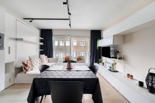 Op de tweede verdieping van residentie Villa Arcade bevindt zich deze verzorgde studio, ideaal gelegen op wandelafstand van het strand, het centrum van De Panne en het prachtige Calmeynbos.<br /><br />De studio beschikt over een ruime inkomhal, een lichtrijke leefruimte met open, ingerichte keuken, een badkamer met ligbad, lavabomeubel en toilet, evenals een aangenaam terras.<br /><br /><strong>TROEVEN:</strong>
<ul>
<li>Uitstekende ligging vlak bij zee, centrum en natuur.</li>
<li>Ideaal als investering voor zowel jaar- als vakantieverhuur, of als tweede verblijf.</li>
<li>Gemeenschappelijke fietsenberging aanwezig.</li>
</ul>
<br />Recent geschilderde gevel, waardoor er momenteel geen grote gemeenschappelijke kosten in het vooruitzicht zijn.<br /><br />Erfpacht: Dit pand is gelegen op erfpachtgrond. De jaarlijkse erfpachtvergoeding bedraagt € 2.600.