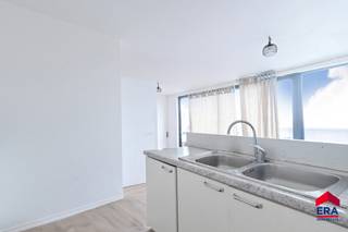 Op te knappen 2-slaapkamer appartement, ideaal voor koppels of investeerders. Dit appartement is momenteel verhuurd. Troeven van dit...