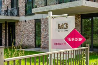 Welkom in deze prachtige nieuwbouwresidentie genaamd 't Zwen. Het project heeft een uitstekende locatie in de Statiestraat, de belangrijkste winkelstraat van Zwijndrecht. Hierdoor zijn er veel mogelijkheden om je te verplaatsen, zoals het station, Zwijndrecht dorp, de tram naar Antwerpen, winkels... en ze zijn allemaal op wandelafstand.<br /><br />Dit duplexappartement op de tweede en derde verdieping is zeer modern ingericht en afgewerkt met hoogwaardige materialen.<br /><br />Via de lift komen we op de tweede verdieping. Wanneer we het appartement betreden, komen we binnen via een anti-inbraakdeur in de <strong>inkomhal</strong>, waar we een <strong>bergkast</strong>, een <strong>aparte berging en toilet</strong> kan terugvinden. Vervolgens komen we in de<strong> woonkamer </strong>die zeer open en licht is dankzij de verschillende raampartijen die de woonkamer verbinden met het <strong>eerste terras</strong>. Het appartement heeft ook een <strong>open en volledig uitgeruste keuken</strong> met een kookeiland.<br /><br />Op de duplex verdieping zijn er <strong>twee slaapkamers</strong>, een <strong>badkamer</strong> en een <strong>dakterras</strong>. De eerste slaapkamer heeft toegang tot het dakterras, wat altijd prettig wakker worden is. De tweede slaapkamer is ideaal voor een tweepersoonsbed in combinatie met een kledingkast. De badkamer heeft een bad, een douche en een dubbele wastafel. Het tweede <strong>toilet</strong> bevindt zich apart in de nachthal.<br /><br />Het appartement is uitgerust met een <strong>videofoon</strong>, een <strong>warmtepomp </strong>en <strong>vloerverwarming.</strong><br /><br />Er is ook een mogelijkheid om twee <strong>ondergrondse parkeerplaatsen (€30 000 per staanplaats)</strong> en<strong> berging</strong> <strong>(€7 500)</strong> aan te kopen. Bij het appartement horen <strong>2 overdekte fietsenstaanplaatsen</strong> en een <strong>bakfietsplaats</strong> die in privébezit zijn.<br /><br />Technisch:<br />- EPC: E26, 45 kWh/m2jaar, label A<br />- Het appartement is momenteel <strong>verhuurd.</strong><br />- Het is mogelijk om dit appartement aan te kopen met 6% BTW. <br />- 50% korting op onroerende voorheffing<br /><br />Maak snel een afspraak voor meer informatie.