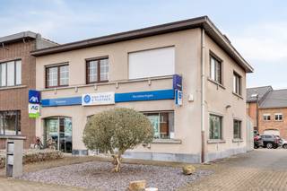 Dit uitstekend onderhouden kantoorgebouw te koop in Zemst combineert professioneel gebruik met een stabiele huuropbrengst. Het pand is ideaal...