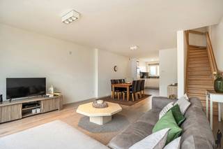 <strong>Modern duplex appartement met 3 slaapkamers en ondergrondse staanplaats</strong><br /><br /><strong>Ontdek dit modern en instapklaar duplex appartement, gebouwd in 2018 en gelegen in een recente residentie. Dankzij de hedendaagse afwerking, praktische indeling en energiezuinige kenmerken vormt dit appartement een ideale combinatie van comfort en functionaliteit.</strong><br /><br /><strong>De gelijkvloerse verdieping:</strong><br />• een inkomhal met vestiairemogelijkheden,<br />• een <strong>lichtrijke </strong>woonkamer met <strong>aangename </strong>leefruimte,<br />• een open keuken voorzien van hedendaags <strong>comfort</strong> en <strong>kwalitatieve </strong>toestellen,<br />• een praktische berging/wasruimte,<br />• een apart gastentoilet.<br /><br /><strong>De eerste verdieping:</strong><br />• een nachthal,<br />• drie volwaardige slaapkamers,<br />• een <strong>moderne</strong> badkamer met <strong>hedendaagse </strong>afwerking.<br /><br /><strong>Algemeen:</strong><br />• bouwjaar 2018,<br />• <strong>modern</strong> <strong>duplex </strong>appartement,<br />• EPB Label A (100.6) – <strong>energiezuinig </strong>wonen,<br />• elektriciteit <strong>conform </strong>tot bij akte,<br />• ondergrondse <strong>staanplaats optioneel aan te kopen aan €20.000,</strong><br />• <strong>recente</strong> residentie met <strong>hedendaags</strong> wooncomfort.<br /><br /><br /><strong>Een verzorgd en modern appartement dat comfort, ruimte en energiezuinig wonen combineert. Ideaal voor wie op zoek is naar een instapklare woonst in een recente omgeving.</strong><br /><br /><strong>Contacteer ons gerust voor meer informatie of een bezoek via 03 377 55 00 of waasland@deboerenpartners.be.</strong>