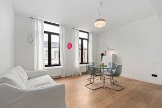 <p>Charmant appartement in de gegeerde Markgravebuurt van Antwerpen, vlak bij Antwerpen-Zuid en het Hof van Leysen.<br /><br />Dit instapklaar appartement combineert hedendaags comfort met een aangename en open sfeer, ideaal voor wie op zoek is naar een comfortabele woonplek in de stad. Gelegen in de populaire Markgravebuurt geniet je hier van een uitstekende ligging, met de gezellige Troonplaats, het Hof van Leysen, scholen, openbaar vervoer en invalswegen op wandelafstand. De praktische indeling en verzorgde afwerking maken dit appartement bijzonder aantrekkelijk voor starters, alleenstaanden of investeerders. Dankzij de centrale ligging en de onmiddellijke nabijheid van Antwerpen-Zuid woon je hier in een levendige omgeving met alle dagelijkse voorzieningen binnen handbereik. <br /><br />Belangrijkste ruimtes:<br />• Woonkamer met aangename lichtinval en open leefruimte<br />• Keuken uitgerust met oven, vaatwasser, dampkap, koelkast met vriesvak en spoelbak<br />• Slaapkamer met ingemaakte kasten<br />• Badkamer met douche, enkele wastafel in meubel en aansluiting voor wasmachine en droogkast<br />• Apart toilet met handenwasser<br />• Inkomhal <br /><br />Troeven:<br />• Gelegen in de gegeerde buurt<br />• Instapklaar appartement met hedendaags comfort en verzorgde afwerking<br />• Fietsenstalling in het gebouw<br /><br />Neem vandaag nog contact op met je ERA-makelaar voor een bezoek. JOUW DROOMAPPARTEMENT. ZO GEVONDEN!</p>
