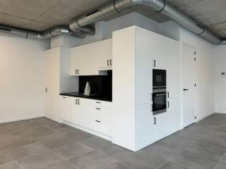 Bent u op zoek naar een praktische en centraal gelegen kantoorruimte in regio Leuven? Dan is deze instapklare kantoorruimte van circa 100 m² in de Celestijnenlaan in Heverlee precies wat u zoekt.<br /><br />Deze kantoorruimte is ideaal voor vrije beroepen, kleine ondernemingen of dienstverlenende bedrijven en beschikt over volgende troeven:<br /><br />- Volledig geïnstalleerde keuken – inclusief kookplaat, oven, microgolf, koelkast en opbergruimte.<br />- Handige berging met de nodige technieken – perfect voor archief of extra opslag.<br />- Douchekamer met douche, lavabo en toilet – comfortabel en praktisch, zeker bij lange werkdagen of sportieve werknemers.<br />- Licht en open karakter – grote ramen zorgen voor veel natuurlijk daglicht.<br />- Centrale ligging – gelegen langs belangrijke invalswegen met vlotte verbinding naar Leuven centrum, de E40 en de E314.<br /><br />Deze locatie combineert de rust van Heverlee met een uitstekende bereikbaarheid. Er zijn ook nog verscheidene parkeermogelijkheden zijn ook beschikbaar in het gebouw. Daarnaast is er ook een fietsenstalling voorzien. <br /><br />Nood aan een extra vergaderruimte? Dan kan je het tuinpaviljoen mee huren. <br /><br />Geïnteresseerd? Neem vandaag nog contact op voor meer informatie of een bezichtiging.