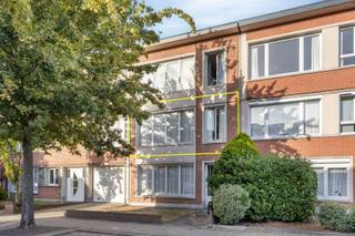 <p><span>Instapklaar 2 slaapkamer appartement met terras op toplocatie!<br /></span><span>Dit charmant appartement bevindt zich op de eerste verdieping van een kleinschalig en goed onderhouden gebouw met centrale ligging dat anno 2010 gerenoveerd werd. De Pulhofwijk staat voor rustig en kwalitatief wonen op een boogscheut van het bruisende Antwerpen met diverse winkels, parken, scholen, sportfaciliteiten, openbaar vervoer en belangrijke invalswegen op wandelafstand. Het appartement geniet een gunstig EPC, conforme elektriciteit en heeft individuele meters. Daar het momenteel verhuurd is leent het zich ook perfect als zorgeloze investering met onmiddellijke huuropbrengsten. Mis deze mooie kans zeker niet!  </span></p><p><span><br /></span><span>Inkomhal, leefruimte, keuken &amp; berging:</span></p><p><span>U betreedt het appartement via de aparte inkomhal met parlofoon en plek voor de vestiaire. De woonkamer geniet veel natuurlijk licht en is voldoende ruim voor een gezellig salon in combinatie met een uitnodigende eetkamer. Onder meer dankzij de moluren, de hoge plafonds en de afgeronde hoeken ademt het appartement het nodige karakter. De ruime en bovenal geriefelijke keuken is voorzien van een keramisch vuur, dampkap, combi-oven, vaatwasser en koelkast met vriesvak. Bovendien is er ook een handige berging die ideaal is voor het kuisgerief. <br /><br /></span><span>Slaapkamers, badkamer:<br /></span><span>De eerste slaapkamer ligt aanpalend de leefruimte en leent zich ook perfect als bureau, dressing, speelkamer, hobbyruimte of als uitbreiding op uw leefruimte. De riante master (ca. 12,5m²) met rechtstreekse toegang tot het terras ligt aan de nog rustigere achterzijde van het gebouw, waardoor een goede nachtrust alsook uw privacy gegarandeerd is. De onderhoudsvriendelijke badkamer omvat een ligbad/douche combinatie, lavabo, handdoek-radiator, toilet, hangkast en een nis met de aansluitingen voor wasmachine en droogkast. Ook de nieuwe HR condensatieketel (2026) vindt u hier terug.</span></p><p><span><br /></span><span>Terras, kelder &amp; garagebox:</span></p><p><span>Op het NO-gerrichte terras is het ook op de heetste zomerdagen aangenaam vertoeven. De ideale plek voor uw kopje koffie en ontbijt in de ochtend, een sprankelend aperitief na thuiskomst van een drukke dag of een lekker maaltijd met uw partner en/of vrienden. Een ruime, privatieve kelder is inbegrepen. Indien gewenst heeft u de mogelijkheid om een bovengrondse garagebox aan te kopen op het naastgelegen perceel (€ 32.000). Een ware luxe alsook een absolute meerwaarde.</span></p><p><span><br /></span><span>Extra troeven:</span></p><p><span>- Mobiscore 9,3/10</span></p><p><span>- EPC B<br />- Deels HR beglazing</span></p><p><span>- Nieuwe HR condensatieketel 2026</span></p><p><span>- Dakisolatie 10 cm PUR</span></p><p><span>- Gevelisolatie</span></p><p><span>- Elektriciteit conform</span></p><p><span>- Individuele meters</span></p><p><span>- Laag KI</span></p><p><span>- Terras</span></p><p><span>- Kelder</span></p><p><span>- Garagebox</span></p><p><span> </span></p>