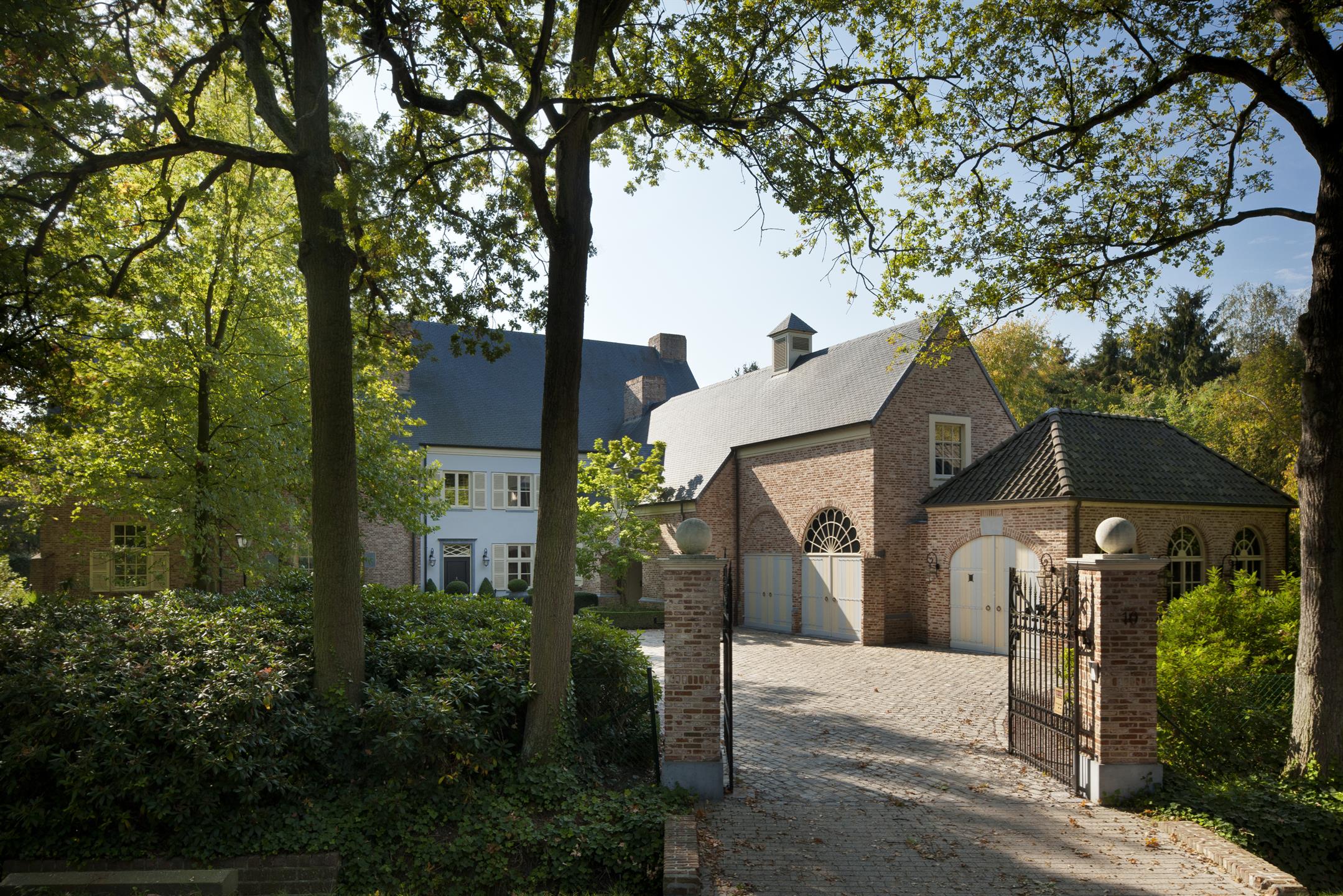 Prachtig afgewerkt landhuis in Engelse stijl met 5 slpks - foto 1