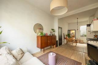 <p><span>Op zoek naar een karaktervolle startersstek in Oud-Borgerhout? Dit instapklare één-slaapkamerappartement koppelt hoge plafonds en een originele plankenvloer aan een open leefruimte, een aparte slaapkamer met ensuite badkamer en een fijne stadskoer. Compact, slim ingedeeld en met verrassend veel karakter.</span></p><p><span>Plankenvloer, hoge plafonds & licht</span></p><p><span>Je komt binnen in de lange, open leefruimte, waar de plafondhoogte van 3,18 m meteen voor extra ademruimte zorgt. Vooraan ligt het salon van ca. 13,5 m² op een originele plankenvloer. De grote ramen trekken het daglicht diep naar binnen en de lichte muren en warme hout van de vloer geven een gezellig gevoel.</span></p><p><span>Aansluitend ligt de eetkamer met wandkeuken. Deze keuken is praktisch ingericht met oven, elektrische kookplaat, recirculatiedampkap, spoelbak en kastruimte boven en onder het werkblad. Zo blijven koken, eten en wonen mooi met elkaar verbonden.</span></p><p><span> </span></p><p><span>Slapen achteraan, buiten vlakbij</span></p><p><span>Achteraan ligt de slaapkamer, weg van de straatzijde. De originele cementtegel geeft deze ruimte een eigen karakter. De ensuite badkamer is compact maar functioneel ingericht met een inloopdouche achter een mooie ‘smeedijzer look’ douchewand, wandtegels tot aan het plafond, een lavabomeubel met twee laden, spiegel en verlichting. Het toilet is apart en beschikt over actieve ventilatie.</span></p><p><span>Vanuit het achterste deel van het appartement stap je naar de aangelegde stadskoer van ca. 10 m². Met wat groen, een tafeltje en stoelen maak je hier een prettige buitenplek voor koffie, apero of een rustige avond. Een kleine tuinberging met elektriciteit zorgt voor extra praktische opslag.</span></p><p><span> </span></p><p><span>Bruisend Borgerhout binnen handbereik</span></p><p><span>Je woont in Borgerhout, op de grens met 2060 Antwerpen: centraal genoeg om de stad snel in te trekken en tegelijk in een echte woonstraat. In de buurt vind je winkels en dagelijkse voorzieningen, terwijl openbaar vervoer en fietsverbindingen je vlot verder helpen.Zin in een ontspannende wandeling? Het prachtige Rivierenhof ligt op fietsafstand van de Delfstraat en biedt een groene oase van rust midden in de stad. Handig detail voor fietsers: in de gemeenschappelijke gang is het plaatsen van een fiets toegestaan mits de doorgang vrij blijft.</span></p><p><span> </span></p>