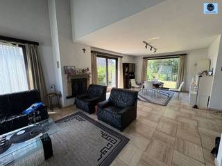 <p><span>RUSTIG GELEGEN, CHARMANTE VIERGEVELWONING MET 4 SLAAPKAMERS</span></p><p><span>Richtprijs : 399.000 euro</span></p><p><span> </span></p><p><span>Deze speciale woning is gelegen in een zeer leuke buurt en tevens rustige straat.</span></p><p><span> </span></p><p><span>De woning heeft op de gelijkvloerse verdiep een zeer ruime, lichtrijke living, keuken, berging, 1ste badkamer met douchecabine en 1ste slaapkamer.</span></p><p><span> </span></p><p><span>Op verdiep zijn er nog 2 kamers en een 2de badkamer.</span></p><p><span> </span></p><p><span>In de living is er een vide met zicht over de living, waar perfect een open bureel kan gemaakt worden.</span></p><p><span> </span></p><p><span>De woning heeft een Epc label D ( geen renovatieverplichting ).</span></p><p><span> </span></p><p><span>Onderaan de woning bevindt zich een dubbele garage.</span></p><p><span> </span></p><p><span>Eveneens is er een ruime tuin met zicht over de velden.</span></p><p><span> </span></p><p><span>Wie net dat tikkeltje anders zoekt, zit hier helemaal goed.</span></p><p><span> </span></p><p><span>Voor info bel 0475/51.40.73 of stuur een mail naar info@svena.be</span></p><p><span> </span></p><p><span>Deze gegevens zijn louter informatief en wij kunnen niet aansprakelijk gesteld worden voor eventuele onjuistheden.</span></p><p><span>De bewoonbare oppervlakte is slechts indicatief.</span></p><p><span> </span></p><p><span> </span></p>