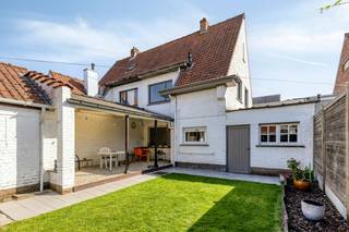 Bij het betreden van de woning kom je binnen via de inkomhal, die leidt naar de sfeervolle leefruimte. Aansluitend bevindt zich de aparte keuken, die direct toegang biedt tot de achterliggende tuin.  <br />Op de eerste verdieping vind je twee volwaardige slaapkamers en een badkamer met ligbad, lavabo en toilet. <br />Extra opbergruimte nodig? De aanwezige kelder en zolder bieden alvast de nodige voorraad- en opbergruimte.<br /><br />Extra troeven:<br />- halfopen bebouwing<br />- conforme elektriciteit<br />- leuke en onderhoudsvriendelijke stadstuin<br />- woning met enorm veel potentieel <br />- ideale locatie op slechts 8 min fietsen van het centrum<br />- ruime garage<br />- aanwezigheid kelder en zolder<br />- op 100 meter van het fiets- en wandelpad Kanaalbos Zuid<br />- op ongeveer 400 meter van de oprit van de R8<br /><br />Wenst u meer info over deze woning of wenst u een bezoek ter plaatse?<br />Contacteer Sarah Hanson (0493 25 46 80 - sarah.hanson@dewaele.com)<br /><br />Deze AI-visualisaties zijn bedoeld als inspiratie. Er werd geen rekening gehouden met technische specificaties, stedenbouwkundige voorschriften of de concrete mogelijkheden tot realisaties.<br /><br />Dit pand is onderworpen aan de renovatieverplichting van de Vlaamse overheid voor residentiële gebouwen (behoudens bij sloop binnen 5 jaar na de aankoop). Consulteer voor meer informatie de website van het Vlaams Energie- en Klimaatagentschap via https://www.vlaanderen.be/een-woning-kopen/renovatieverplichting-voor-residentiele-gebouwen<br /><br />Bestuursmaatregelen in het maatregelenregister: nee