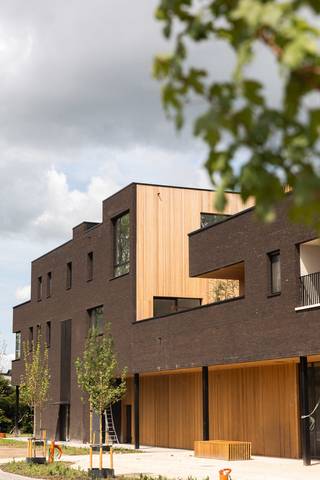 Voor verdere info of een vrijblijvende waardebepaling van uw eigendom: stephanie.mottie@homixx.be of 016 84 96 84<br /><br />Welkom in residentie Ter Hoght, waar luxe, comfort en energiezuinig wonen naadloos samenkomen. Dit indrukwekkende nieuwbouwappartement werd opgeleverd in mei 2026 en voldoet aan de allerstrengste energienormen met een uitzonderlijke E-peil van minder dan 10. Bij Homixx Vastgoed, uw professionele vastgoedpartner, houden we ervan om u volledig te ontzorgen; deze unieke woonst is dan ook volledig instapklaar en met het oog op detail hoogwaardig afgewerkt.<br /><br />Licht en een optimaal ruimtegevoel staan centraal in de ruime leefruimte, die harmonieus overvloeit in een moderne, open en hoogwaardig afgewerkte keuken. Grote glaspartijen zorgen voor een ruimtelijk en lichtrijk gevoel. Op het ruime terras met zicht op de daktuin kan u heerlijk genieten van alle rust en privacy. <br /><br />Het appartement beschikt over twee slaapkamers. De mooie badkamer straalt pure luxe uit en is voorzien van een royale inloopdouche en dubbele lavabo's, overigens ideaal aangevuld met een apart toilet. Verder is er nog een praktische berging/technische ruimte voorzien. <br /><br />Op vlak van technieken is dit pand volledig klaar voor de toekomst. Een lucht-water warmtepomp, een modern ventilatiesysteem, een snelle internetkabel in glasvezel en maar liefst 6 individuele zonnepanelen zorgen ervoor dat uw verbruik tot een absoluut minimum wordt beperkt. Tot slot beschikt u over een handige kelderberging en 2 ondergrondse vaste staanplaatsen. Een zeldzame opportuniteit voor wie op zoek is naar modern wooncomfort op een toplocatie.<br /><br />Het appartement is bovendien onmiddellijk beschikbaar!<br />De maandelijkse huurprijs bedraagt 1.150 EUR + 50 EUR gemeenschappelijke kosten = 1.200 EUR<br /><br />Ontdek snel dit pareltje in centrum Haacht en maak je afspraak via stephanie.mottie@homixx.be of 016 199 348