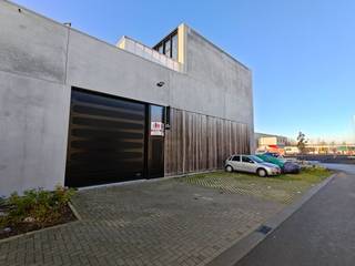 <strong>Magnifiek gelegen magazijn van 275 m² met 1 privatieve parkeerplaats</strong> te huur op de <strong>industriezone Waggelwater</strong>, in het bedrijvenpark BALDR.<br /><br />De <strong>casco loods</strong> (brandklasse B) is uitgerust met een automatische sectionale poort van (4 m B x en 4,50 m H), een aparte toegangsdeur, lichtstraat en polybetonvloer. De vrije hoogte bedraagt 6 m en de nutsleidingen (water, elektriciteit en data) komen individueel binnen in de opslagruimte. Daarnaast beschikt de loods over een toilet met spoelbak en is er 1 privatieve parkeerplaats voorzien. De loods is voorzien om een rolbrug in te plaatsen.<br /><br />De site is volledig verhard en biedt ruime parkeer- en manoeuvreerruimte. Onmiddellijk beschikbaar.<br />Ook mogelijkheid tot huren van een kantoor met een oppervlakte van +/- 272 m² .<br /><br />Contacteer <strong>PANORAMA B2B</strong> voor bijkomende inlichtingen, lastenboek, plannen of een vrijblijvend plaatsbezoek <strong>0479 70 70 73</strong>.