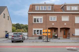 Welkom in Lubbeek! In de Dorpsstraat ontdek je deze halfopen woning op een praktische ligging nabij de dorpskern. Hier geniet je van het gemoedelijke dorpsleven, met winkels, horecazaken, openbaar vervoer, een basisschool en alle dagelijkse voorzieningen in de buurt. Tegelijk vormt Lubbeek een aangename uitvalsbasis voor wie graag groen woont in de omgeving van Leuven. Een aantrekkelijke combinatie voor wie een thuis zoekt met zowel het dorp als de stad binnen bereik!<br /><br />Met een bewoonbare oppervlakte van 180 m² en een perceel van maar liefst 13a19 biedt deze woning heel wat ruimte, zowel binnen als buiten. Via de inkomhal met vaste trap kom je in de grote woonkamer, waar je comfortabel een zithoek én eetkamer kunt inrichten. Aansluitend vind je de keuken met daarnaast een afzonderlijke eetplaats. Een ruime, praktische berging vervolledigt het gelijkvloers.<br /><br />Op de eerste verdieping bevinden zich drie slaapkamers en de badkamer. De tweede verdieping biedt een onafgewerkte zolderruimte.<br /><br />Buiten vormt de mooi aangelegde tuin een echte troef. Het royale perceel biedt volop mogelijkheden om te ontspannen, te tuinieren en te genieten van het buitenleven.<br /><br />De woning beschikt over EPC-label E, met een energiescore van 467 kWh/(m² jaar), en valt onder de renovatieverplichting. Een mooie kans voor wie een ruime woning naar eigen smaak wil vernieuwen op een aantrekkelijke locatie in Lubbeek.<br /><br />Benieuwd? Neem contact op met Thomas via 0499 22 99 24 of thomas@sophimo.be en ontdek de mogelijkheden tijdens een bezoek!