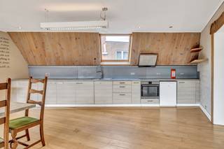 Voor meer info of een bezoek, bel 054 69 39 39 - Prachtig instapklaar en gerenoveerd triplexappartement (verdiepingen 1, 2 en 3) met maar liefst...