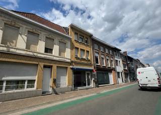Menen - Ruime woning met handelsruimte en zonnige buitenruimtes te koop.Indeling:Polyvalente handelsruimte met diverse inrichtmogelijkheden.Verder is...