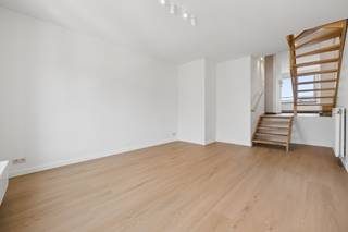 !!! OPENDEURDAG OP WOENSDAG 23/09 VAN 17U TOT 18U30 !!! Dit lichte, gerenoveerde appartement van ± 92 m² ligt op een bevoorrechte locatie in het hart van Elsene, direct aan het zeer gewilde Fernand Cocq-plein, op de 3e verdieping aan de rechterkant van een klein, recent opgesplitst familiegebouw.<br />Enkele van de vele troeven: lage lasten (± 16€/maand), een elektrische installatie die aan de voorschriften voldoet en een EPC-klasse E. Direct beschikbaar na ondertekening van de akte.<br />Een comfortabel, licht en instapklaar appartement op een bijzonder gewilde locatie, vlakbij winkels, restaurants, openbaar vervoer en alle voorzieningen van Elsene.<br />Een zeldzaam object op de markt, ideaal zowel voor eigen bewoning als voor een kwaliteitsvolle investering. Ontdek het nu meteen!<br /><br /><em><strong><span>LOT 3A (Aandelen 86/1000)</span></strong></em><br /><br /><span>3e verdieping rechts</span>:<br />
<ul>
<li>Entreehal met toilet</li>
<li>Keuken</li>
<li>Woonkamer</li>
</ul>
<span>Zolderverdieping:</span><br />
<ul>
<li>Slaapgedeelte</li>
<li>Doucheruimte</li>
<li>Slaapkamer 1</li>
<li>Slaapkamer 2</li>
</ul>