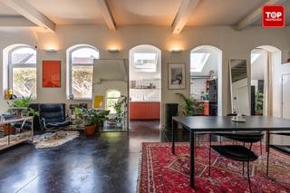 <p>Gelegen in een rustige, aangename straat in Gentbrugge bevindt zich deze charmante loft, waar comfortabel wonen en een uitstekende bereikbaarheid hand in hand gaan. Op slechts enkele minuten fietsen van het stadscentrum geniet u hier van de ideale combinatie tussen een kalme woonomgeving en de nabijheid van winkels, openbaar vervoer, scholen en andere voorzieningen.<br /><br />Via de Kerkstraat bereikt u het eigendom langs een verzorgde gemeenschappelijke buitenruimte, die meteen een warme en uitnodigende eerste indruk geeft. Bij het betreden van het appartement komt u rechtstreeks in de ruime en lichtrijke leefruimte. De grote raampartijen zorgen voor een open sfeer en laten het natuurlijke licht volop binnenstromen. Aansluitend vindt u de moderne, volledig uitgeruste keuken, die naadloos aansluit op de leefruimte. Vanuit de keuken heeft u toegang tot een gezellig terras, perfect om in alle rust te genieten van een koffiemoment of een zonnige namiddag. <br /><br />De moderne badkamer is stijlvol afgewerkt en voorzien van alle hedendaagse comfort, waardoor dit appartement een ideale woonplek vormt voor wie op zoek is naar kwaliteit en gezelligheid.<br /><br />Op het tussenverdiep bevindt zich een praktische bureelhoek, ideaal voor thuiswerk of studieruimte. Verderop komt u in de lichtrijke slaapkamer, die een gevoel van rust en comfort uitstraalt. <br /><br />Beschikbaar bij akte! <br /><br />Contacteer Topvastgoed voor een afspraak op 0475 700 700.</p>