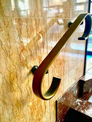 Charmant gelijkvloers 1-slaapkamerappartement in de gegeerde Harmoniewijk – Antwerpen<br /><br />In de rustige Harmoniewijk in Antwerpen bevindt zich dit achterliggend gelijkvloers appartement met één slaapkamer. <br />Het appartement beschikt over een praktische en logische indeling met afzonderlijke ruimtes, wat zorgt voor extra comfort en woonkwaliteit.<br /><br />Indeling:<br />-Inkomhal<br />-Aangename living<br />-Afzonderlijke keuken<br />-Badkamer<br />-Ruime slaapkamer<br /><br />De Harmoniewijk staat bekend om haar charmante straten, groene omgeving en centrale ligging. Bovendien is er een uitstekende verbinding met het openbaar vervoer, met directe toegang tot belangrijke knooppunten in de stad. Fietsstalling + ruime droge kelder inbegrepen<br /><br />Dit appartement is ideaal als:<br />starterswoning<br />pied-à-terre in de stad<br />interessante investering<br />