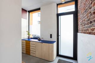 À VENDRE À GAND<br /><br />Cette maison unique, économe en énergie et prête à emménager (PEB A) allie caractère, confort et technologies modernes. Grâce à ses finitions de qualité, au chauffage au sol et à la lumière abondante, vous profiterez ici d'un cadre de vie moderne et chaleureux.<br /><br />Dès l'entrée, on remarque immédiatement le hall d'entrée soigné, doté de placards intégrés et d'un débarras pratique. La maison est dotée d'un sol en béton coulé avec chauffage au sol, ce qui lui confère un aspect épuré et intemporel.<br /><br />L'agréable espace de vie avec cuisine ouverte constitue le cœur de la maison. La cuisine, avec son îlot, sa verrière et sa table fixe, baigne de lumière et donne un accès direct à la terrasse ensoleillée en bois dur tropical et au jardin aménagé orienté sud d'environ 50 m² – un endroit idéal pour se détendre.<br /><br />Au premier étage se trouvent une chambre spacieuse et une salle de bains luxueuse avec douche à l'italienne, baignoire îlot et meuble-lavabo double.<br /><br />Le deuxième étage a été entièrement ouvert et sert actuellement de chambre principale avec dressing, espace loisirs et mezzanine.<br /><br />Atouts supplémentaires :<br /><br />Économe en énergie (EPC A)<br /><br />Cave<br /><br />Domotique<br /><br />Nombreux éléments sur mesure et équipements de qualité<br /><br />Sol en béton polyuréthane avec chauffage au sol<br /><br />Jardin aménagé avec fleurs et arbustes fruitiers<br /><br />Visite possible le dimanche 29/03 sur rendez-vous.<br /><br />Prise de rendez-vous via :<br />📧 simon@cornelis-goeman.be<br /><br />📞 0478 20 67 74<br />🌐 ou via le lien sur www.cornelis-goeman.be