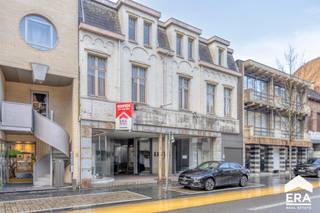 <h2>Projectgrond / Handelshuis met uitzonderlijk ontwikkelingspotentieel in hartje Mol</h2>

<p>Op een <strong>absolute toplocatie in het centrum van Mol</strong> bevindt zich deze strategisch gelegen projectgrond/commercieel pand met tal van ontwikkelingsmogelijkheden.<br /><br />Er werd een woongelegenheid voorzien aan de achterzijde van het gebouw met alle voorzieningen.</p>

<p>Dankzij de centrale ligging, uitstekende bereikbaarheid en de nabijheid van alle voorzieningen vormt dit perceel een uitgelezen opportuniteit voor projectontwikkelaars en investeerders.</p>

<h3><strong>Gelegen in het bruisende hart van Mol, op wandelafstand van:</strong></h3>

<ul><li>
	<p>Openbaar vervoer (trein- en busverbindingen)</p>
	</li><li>
	<p>Diverse winkels en retailzaken</p>
	</li><li>
	<p>Horecagelegenheden</p>
	</li><li>
	<p>Scholen en andere publieke voorzieningen</p>
	</li></ul>

<p>De combinatie van centrumligging en vlotte bereikbaarheid maakt dit een bijzonder aantrekkelijke locatie voor residentiële ontwikkeling.</p>