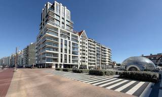 <p><strong>Exclusief 3-slaapkamerappartement met zeezicht in residentie ONE CARLTON – Knokke-Zoute</strong></p>
<p>Midden op de iconische <strong>“Place M’as-tu vu”</strong>, dé place to be van Knokke Zoute, bevindt zich dit <strong>prestigieuze appartement</strong> in de <strong>befaamde residentie</strong> "<strong>One Carlton"</strong>. Een zeldzame parel die niet alleen uitblinkt in locatie en uitstraling, maar ook behoort tot <strong>één van de weinige residenties in het Zoute met een eigen zwembad, fitness en sauna.</strong></p>
<p>Binnen ontdekt u een lichtrijke leefruimte met grote raampartijen die het <strong>adembenemende panorama over de Noordzee</strong> en het bruisende Knokke maximaal tot zijn recht laten komen. Het <strong>overdekte zonneterras</strong> vormt de perfecte plek om te genieten van de <strong>Zoute sfeer</strong>, elk seizoen van het jaar.</p>
<p>De open leefkeuken met ontbijthoek is stijlvol geïntegreerd en uitgerust met hoogwaardige toestellen. Een ingebouwd Sonos-surroundsysteem zorgt voor een vleugje discrete luxe in elke ruimte.</p>
<p>De master suite is een elegante oase met ingemaakte kasten en een badkamer met inloopdouche. Twee bijkomende slaapkamers, eveneens met maatwerkkasten, bieden gasten of familie alle comfort. Een tweede luxueuze badkamer met inloopdouche, lavabomeubel en toilet vervolledigt het geheel.</p>
<p>Als extra troef beschikt het appartement over een <strong>ruime garagebox</strong> in de residentie (mits meerprijs).</p>
<p>Dit appartement ademt de <strong>essentie van het Zoute</strong>: <strong>stijlvol, exclusief en kosmopolitisch</strong> – de ultieme plek om te genieten van alles wat Knokke zo uniek maakt.</p>
