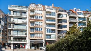 Prachtig duplex penthouse met 3 slaapkamers, genietend van een magnifiek zongericht terras met panoramisch uitzicht, ideaal gelegen in de residentie Martinique, een exclusief gebouw in het hart van het Zoute, met de winkels, restaurants en het strand allemaal op korte loopafstand.<br /><br />Indeling : <br />Een zonovergoten living die uitgeeft op het ruime terras, waardoor u kunt genieten van de zon en het prachtige uitzicht op de omgeving. Of u nu wilt ontspannen in de zon of dineren onder de sterren, dit terras biedt de perfecte setting voor elke gelegenheid.<br />Een volledig uitgerust open keuken met ontbijthoek en aanpalend een eetplaats. Een praktische bijkeuken/wasplaats.<br />Meerdere ingemaakte kasten. Gastentoilet.<br />Op de eerste verdieping : een lichtrijke nachthal geeft toegang tot 3 mooie volwaardige slaapkamers en 3 badkamers, waarvan 2 met douche en 1 met ligbad. Apart toilet op de nachthal.<br /><br />Grote privé kelder.<br />Mogelijkheid tot overname huur van een garagebox in de Residentie Val Riant. <br /><br />Of u nu op zoek bent naar een vakantiehuis of een permanente residentie, deze penthouse biedt de ultieme combinatie van comfort, stijl en locatie. Met zijn hoogwaardige renovaties door Nathalie Deboel en uitstekende oriëntatie, is deze penthouse een unieke kans om te genieten van het beste dat Knokke te bieden heeft.<br /><br />Contacteer ons voor een bezoek!