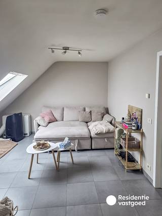 In het hart van Torhout bevindt zich dit perfect onderhouden en instapklare appartement met drie volwaardige slaapkamers. Dankzij de centrale ligging bevinden winkels, horecazaken, openbaar vervoer en scholen zich op wandelafstand, wat dit appartement bijzonder aantrekkelijk maakt voor gezinnen, koppels of wie op zoek is naar extra ruimte en comfort..<br /><br />De indeling van het appartement is praktisch en doordacht. Er is een inkomhal met apart gastentoilet. De ruime en lichtrijke leefruimte sluit naadloos aan op de keuken, uitgerust met alle nodige toestellen. Verder zijn er drie slaapkamers en een ingerichte badkamer. Daarnaast is er een gezellig zuidgericht terras.<br /><br />Een bijkomend voordeel is de aanwezigheid van een afgesloten privégarage, die niet alleen zorgt voor veilig en comfortabel parkeren, maar ook extra bergruimte biedt.<br /><br />Dit appartement is piekfijn in orde en klaar om zonder zorgen betrokken te worden. Dankzij de combinatie van ruimte, comfort en een centrale, rustige ligging in het centrum van Torhout, is dit een unieke kans voor wie kwalitatief en zorgeloos wil wonen.<br /><br />Geïnteresseerd? Neem vandaag nog contact met ons op voor een bezoek ter plaatse.<br />Huurprijs: 850 euro/maand (inclusief gemeenschappelijke kosten en garage) - beschikbaar vanaf 1 oktober 2026