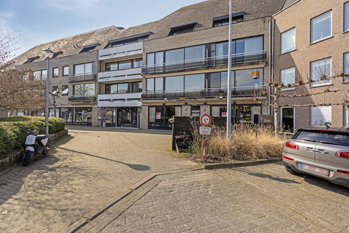 Commercieel pand te koop in het centrum van Sint-Kruis - foto 1