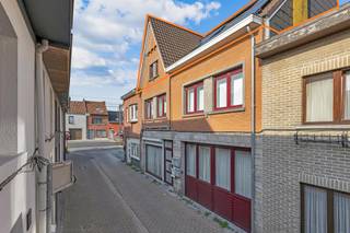 <p>In het centrum van Ninove bevindt zich dit energetische dakappartement. Het gebouw werd verbouwd in 2009 en het appartement kreeg een volledige renovatie in 2026. EPC is A. Winkels, scholen en openbaar evrvoer bevinden zich stapvoets. Het appartement omvat een lichtrijke living met open keuken, twee slaapkamers, overloop, badkamer en een berging. Er is een mogelijkheid tot aankoop van een extra kelderberging. Verwarming op warmtepomp(lucht-lucht) - ramen pvc dubbel glas - EK conform - geen lift.</p>