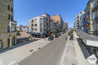 <p>Bent u op zoek naar een ruim appartement op een absolute topligging? Dan is dit verzorgde 3-slaapkamerappartement precies wat u zoekt.<br /><br />Gelegen op de<strong> hoek van de Zeelaan en de Bonzellaan</strong>, aan de rand van de charmante Dumontwijk en midden in het bruisende commerciële centrum van De Panne, geniet u van alle winkels, horecazaken en voorzieningen binnen handbereik. Bovendien bevindt het strand zich op slechts een korte wandelafstand.<br /><br />De royale leefruimte met haar charmante schouw vormt het warme hart van het appartement en biedt alle ruimte voor een gezellige zit- en eethoek. De geïnstalleerde keuken sluit aan op een gezellig <strong>zuidgericht zonneterras</strong>, waar u heerlijk kunt genieten van de zon.<br /><br />Verder beschikt het appartement over <strong>drie volwaardige slaapkamers</strong>, een praktische berging met wasruimte en technische voorzieningen, een apart gastentoilet en een private kelderberging.<br /><br />Ook op het vlak van comfort scoort deze eigendom uitstekend. Het gebouw is voorzien van<strong> een lift </strong>en het appartement beschikt over een <strong>energiezuinig EPC-label C</strong>.<br /><br />Dankzij de uitstekende ligging, de royale leefruimtes en de praktische indeling is dit appartement uitermate geschikt als <strong>comfortabele vaste woonplaats, tweede verblijf aan zee of interessante investering met een aantrekkelijk verhuurpotentieel.</strong><br /><br /><strong>Troeven:</strong></p>
<ul>
<li>Topligging in de winkelstraat, op wandelafstand van het strand</li>
<li>Drie volwaardige slaapkamers</li>
<li>Royale leefruimte met charmante schouw</li>
<li>Geïnstalleerde keuken</li>
<li>Gezellig zuidgericht terras</li>
<li>Ruime berging met wasruimte</li>
<li>Apart gastentoilet</li>
<li>Private kelderberging</li>
<li>Lift aanwezig</li>
<li>Energiezuinig (EPC C)</li>
</ul>
<p>Een unieke opportuniteit voor wie ruim en centraal wil wonen aan de Belgische kust.</p>