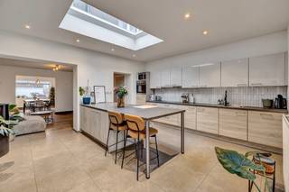 Voor meer info of een bezoek, bel 053 59 49 34 - Op een gunstige locatie te Erembodegem, vinden we deze volledig gerenoveerde woning (1951) terug...