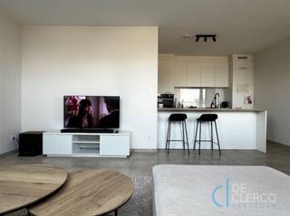 <p>Volledig afgewerkt appartement te huur in het centrum van Lochristi.<br />Dit appartement bevindt zich in Residentie César, een kleinschalige en gezellige residentie gelegen nabij alle handelszaken, busverbindingen , scholen enz..<br />De indeling van het pand ziet er als volgt uit: een inkom, een afzonderlijk toilet, een lichtrijke leefruimte met aanpalend een mooi terras met een fantastisch uitzicht op de dorpskern van Lochristi, een tijdloze en volledig ingerichte keuken (ijskast-vaatwas-vitrokeramische kookplaat-combi-oven), een ruime berging, 2 slaapkamers, een moderne badkamer met inloopdouche en een zolder.<br />Tevens is er een bovengrondse staanplaats en afzonderlijke fietsenberging aanwezig en inbegrepen in de huurprijs. Het pand is perfect afgewerkt met hoogwaardige materialen, volledig geschilderd en in elke ruimte voorzien van verlichting.<br />Het appartement is heel energiezuinig met E-peil E27 en wordt verwarmd dmv vloerverwarming. De gemeenschappelijke kosten zijn inbegrepen in de huurprijs.<br />Uw contactpersoon is Leen De Clercq, afspraken kunnen via mail naar leen@vastgoed-dc.be worden vastgelegd.</p>