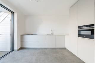 Stijlvol duplexappartement met mooie groene zichten te Duinenwater<br /><br />Lichte en royale leefruimte<br />De ruime woonkamer sluit naadloos aan op de moderne, volledig uitgeruste keuken. Grote raampartijen aan beide zijden zorgen voor een overvloed aan natuurlijk licht en creëren een open, luchtige sfeer.<br /><br />Twee comfortabele slaapkamers met en-suite doucheruimtes Elke slaapkamer beschikt over een eigen doucheruimte.<br />Geniet aan de ene zijde van een panoramisch uitzicht op de groene polders en het Duinenwatermeer, terwijl u aan de andere zijde uitkijkt op de sfeervolle binnentuin. <br />Mogelijkheid tot aankoop van een staanplaats in de residentie.<br /><br />EPB: A - 41 kWh/m²/jaar - UC: 2018130143