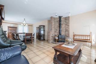 Open op te frissen woning met 4 slaapkamers, 2 badkamers en volledige onderkeldering op een perceel van 1.372<span>m² </span>met groenzicht. <br /><br />Indeling GLV: inkomhal met vestiairekast; lichtrijke woonkamer met gezellige haard; geïnstalleerde keuken; toegang naar een terras; hal; berging met aansluiting voor WM/DK; betegelde badkamer bevat toilet, lavabo en inloopdouche; 2 slaapkamers. <br /><br />1V: nachthal; ruimte met toilet, mogelijkheid tot maken van een 2e badkamer; 2 slaapkamers waarvan één met ingemaakte kasten. <br /><br />-1V: volledig droge onderkeldering met opdeling in ruimtes; inpandige garage. <br /><br />Oprit aangelegd tot aan de garage beneden; de tuin is links en rechts omheind met prachtig groenzicht! <br /><br />Algemeen: <br />- Geen renovatieplicht (EPC label C: zonnepanelen, CV op gas, etc) <br />- Elektriciteit conform <br />- Asbestveilig<br /><br />
<p>Bekijk zeker de 360° rondgang via onze website (+ mogelijkheid tot opmeten en ontmeubelen).<br />Alle attesten zijn beschikbaar onderaan op onze website. <br />Voor meer info of een bezoek: 0472 22 22 88 of danielle@solittvastgoed.be.</p>