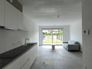 <p><span>Aankoop mogelijk aan 6% btw. Nieuwbouwappartementen in het hart van Halle-Zoersel</span></p><p><span>Ontdek deze stijlvolle nieuwbouwappartementen op een centrale ligging in Halle-Zoersel. Dankzij de nabijheid van winkels, scholen, openbaar vervoer en belangrijke invalswegen geniet u hier van een uitstekende bereikbaarheid en alle voorzieningen binnen handbereik.</span></p><p><span>De appartementen worden ontworpen met oog voor comfort, duurzaamheid en energiezuinig wonen. </span></p><p><span>* Aankoop aan 6% btw mogelijk volgens de geldende wettelijke voorwaarden.</span></p><p><span>* Ondergrondse staanplaatsen </span></p><p><span> </span></p>