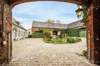 ✨ Een unieke parel in de streek ✨In volwaardig woongebied bevindt zich deze uitzonderlijke hoeve bestaande uit een woonhuis, extra woonhuis, grote...