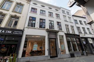 Deze instapklare winkel is gelegen in de populaire winkelwandelstraatjes van de 'Wilde Zee'. Het gelijkvloers is +/-110m² en geniet van een brede etalage. De bovenliggende verdiepingen kunnen dienen als stockage ruimte.<br />Vlakbij "Désiré de Lille", "MAC", "Pierre Marcolini", "Kiehl's", "Oil &amp; Vinegar" e.a.