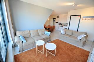 Bel appartement ensoleillé avec 2 chambres à coucher avec vue latérale sur mer. Division: living spacieux et ensoleillé avec cuisine ouverte équipée, débarras, 2 chambres à coucher, salle de bain avec baignoire et double lavabo, toilette séparée. Du living vous avez accès à la terrasse ensoleillée. 100 euro/mois frais de syndic