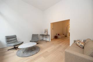 <p>Wonen met charme, klasse en een vleugje grandeur</p><p>Een gebouw dat niet alleen gezien mag worden, maar ook één met een architecturale air. Hier ademt de gevel art nouveau, kom je binnen in een authentieke hal, heb je hoge plafonds. Een woning met geschiedenis en een verhaal, en dit in een modern jasje.</p><p>Welkom in de geliefde Markgravewijk, een levendige buurt met standing waar architecturale parels, het stadsleven en de rust hand in hand gaan. Parken zijn hier om de hoek, het hipste restaurant van 2025, Cobrahouse is je nieuwe go to en één van de beste bakkers in Antwerpen, Domestic, ligt op wandelafstand. Dit in combinatie met een top bereikbaarheid is een match made in heaven.</p><p>Waarom je hier wil wonen<br />•    Elegante architectuur en volledig gerenoveerd gebouw (ontworpen door Jules Dries, 1910)<br />•    Veel lichtinval en prachtige hoge plafonds<br />•    Terras en balkon met zicht op het park<br />•    Twee volwaardige slaapkamers met een aangenaam ruimtegevoel<br />•    Centrale ligging<br />•    Instapklaar</p><p>Op de gelijkvloerse verdieping van het gebouw vinden we het appartement met 2 slaapkamers en tuin. Een mooie leefruimte met toegang naar de open keuken en eetkamer. De eetkamer ligt in het verlengde van de leefruimte en kan je afscheiden met de dubbele deur. Een open keuken, voorzien van alle toestellen (Miele – Samsung) en eiland, met toegang naar het terras aan de achterzijde met zicht op groen. In de nachthal is er een gastentoilet en berging met aansluiting voor wastoestel en droogkast.</p><p>De masterbedroom heeft een naastgelegen badkamer. De 2de kamer ligt aan de voorzijde van het appartement en is perfect als hobbykamer, gastenkamer of bureau.<br />Interesse? Wacht niet te lang en maak je afspraak via www.sinjoor.be of 03 283 05 00.<span><span></span></span></p>