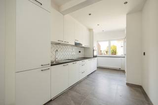 <span>Bent u opzoek naar een instapklare woning? Deze prachtige gerenoveerde woning op is gelegen op een zeer gunstige locatie, afgewerkt met hoogwaardige materialen. </span><br /><br /><span>Dit pand is gelegen in Aarschot nabij het centrum met een perfecte verbinding naar omliggende gemeentes, winkels, openbaar vervoer en ontspanningsmogelijkheden.</span><br /><br /><span>Afgewerkt met hoogwaardige materialen zoals parketvloer, duurzame tegels, draaikiepramen, voldoende isolatie rond de hele woning, ingewerkte spotverlichting, etc.<br /><br /></span>Met een bewoonbare oppervlakte van 108m² en 3 slaapkamers met tuin en autostaanplaats is het heerlijk vertoeven in deze woning. <br /><br /><strong>Gelijkvloers</strong><span>: Inkom, gastentoilet, leef/-eetruimte, volledig geïnstalleerde keuken, opbergruimte en toegang tot de tuin.</span><br /><br /><strong>1ste verdieping</strong><span>: nachthal, badkamer (douche in bad &amp; wastafel), toilet en 2 ruime slaapkamers.<br /><br /></span><strong>2de verdieping:</strong> Toegang met een vaste trap, ingerichte zolder als slaapkamer.<br /><br />De autostaanplaats is inclusief de vermelde prijs, kleine afwerkingen worden nog gedaan voor de akte.<br /><br /><span>Kenmerken:</span><br /><span>- EPC: 109 kWh/(m²/jaar) -> label B !</span><br /><span>- 3 slaapkamers</span><br /><span>- Elektriciteit = conform</span><br /><span>- CV op gas</span><br /><span>- Volledig vernieuwd</span><br /><span>- Geïnstalleerde keuken</span><br /><br /><span>Interesse in dit pand? Aarzel dan niet en neem snel contact op met ons!</span>